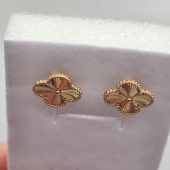 18K Yellow Gold Stud Earrings Clover Flower 12mm Real Au750 NEW Cute Au7… - Picture 4 of 12